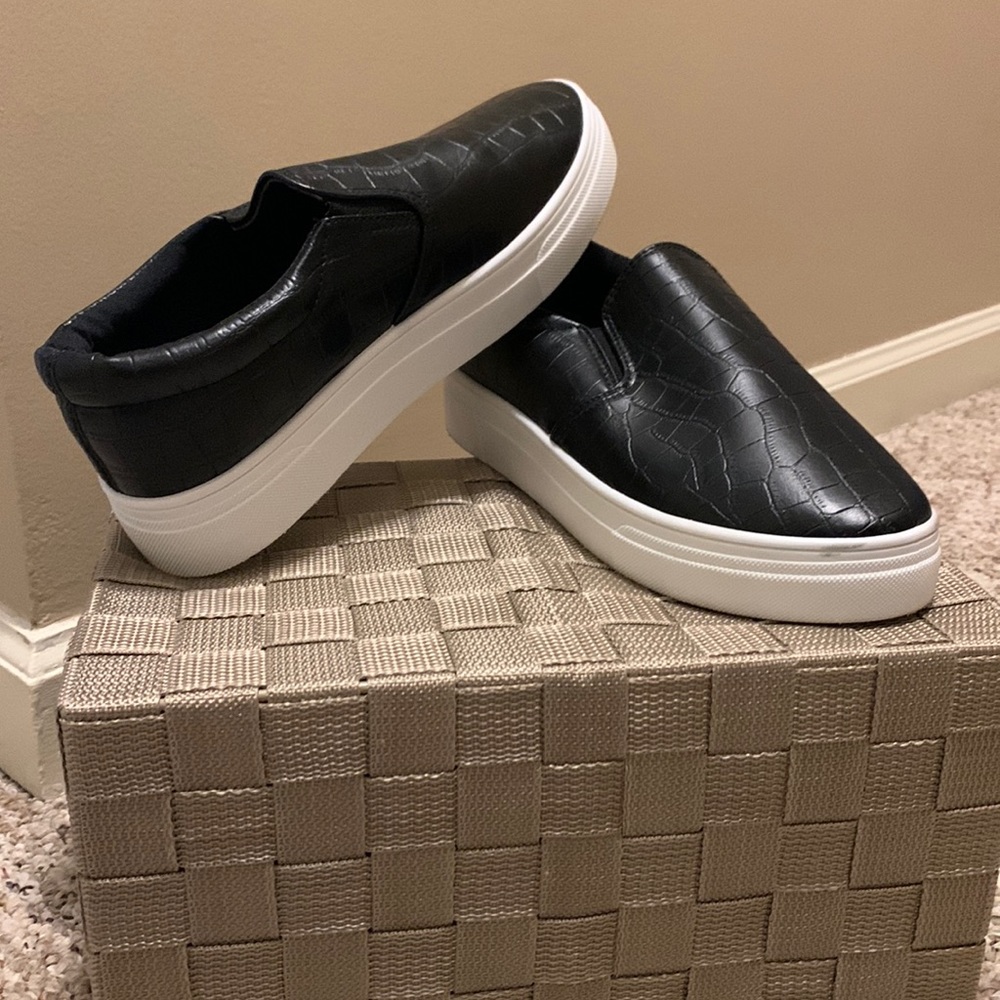 Lightly Used Wild Diva Women’s Black Lounge Shoes 6 1/2